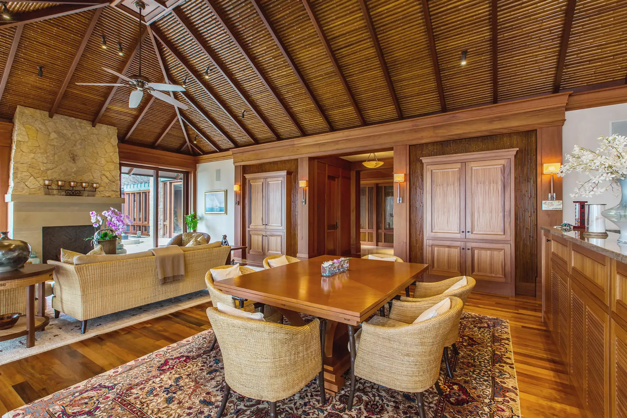 Aliomanu Beachfront Custom Home Dining Area