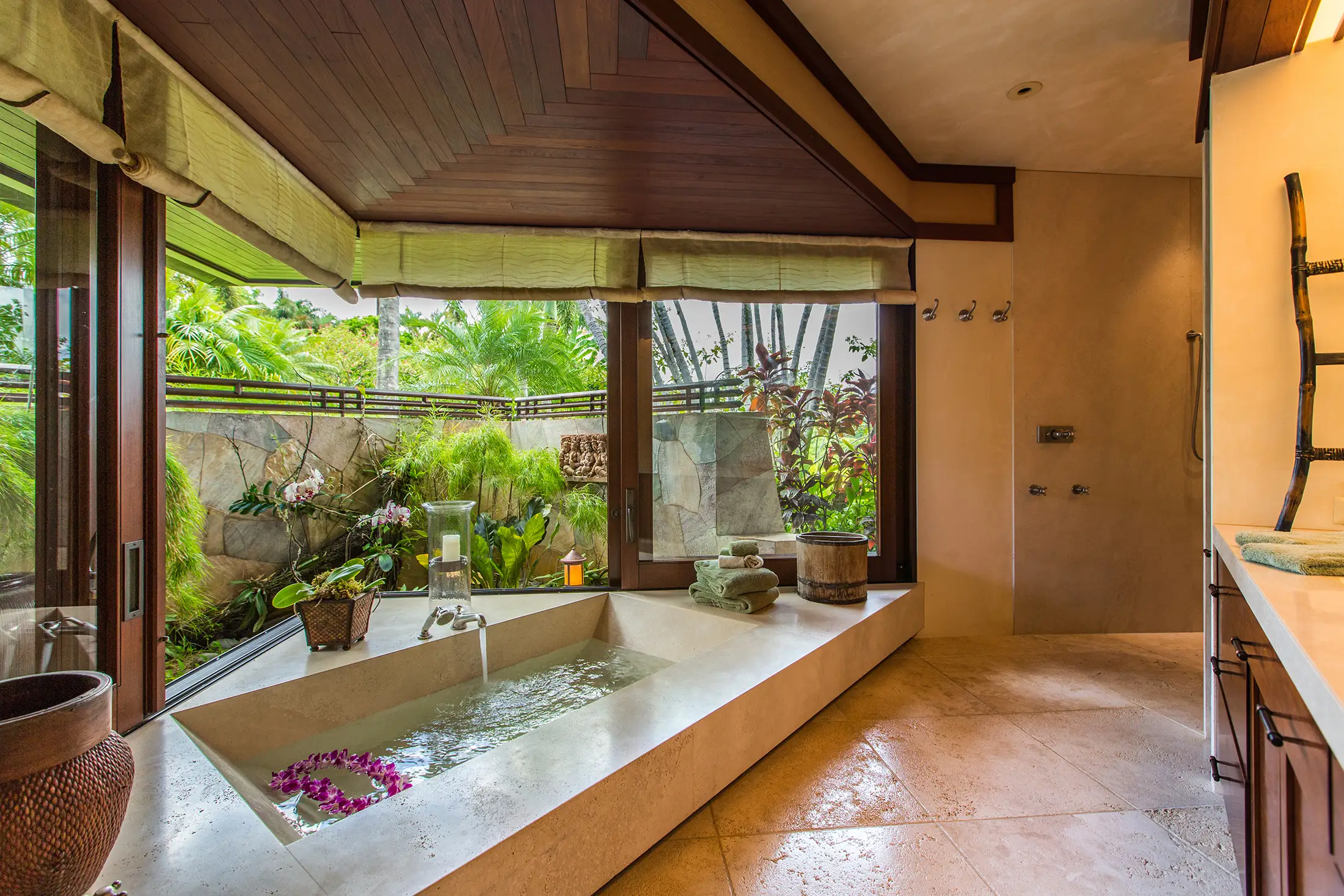 The Point at Anini Vista Tub